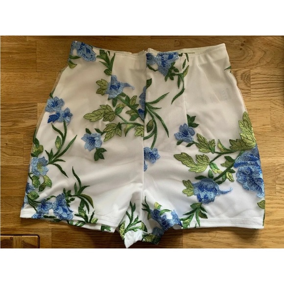 Missguided Shorts Floral Mesh Embroidered White Sizes 6 8 10 High Waisted shorts - Picture 2 of 7